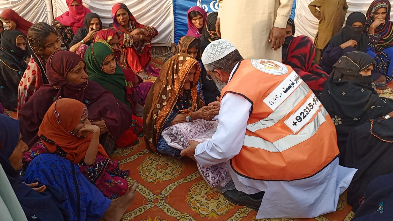 Medical aid to elderly woman by Annaas Welfare Trust
